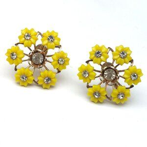 Vintage Daisy Yellow Flower Gold-tone screw back Earrings With Rhinestone center